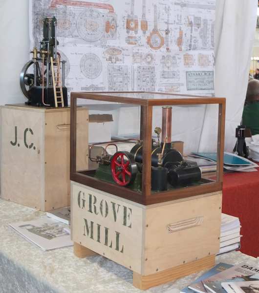 Sammlervitrine mit mehreren Glasböden für eine Modellsammlung