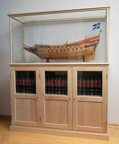 Schrankvitrine aus Massivholz mit verglastem Aufsatz von Vitrinen Hesemann