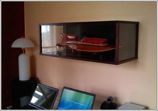 Wandvitrine für ein Ferrari-Modell